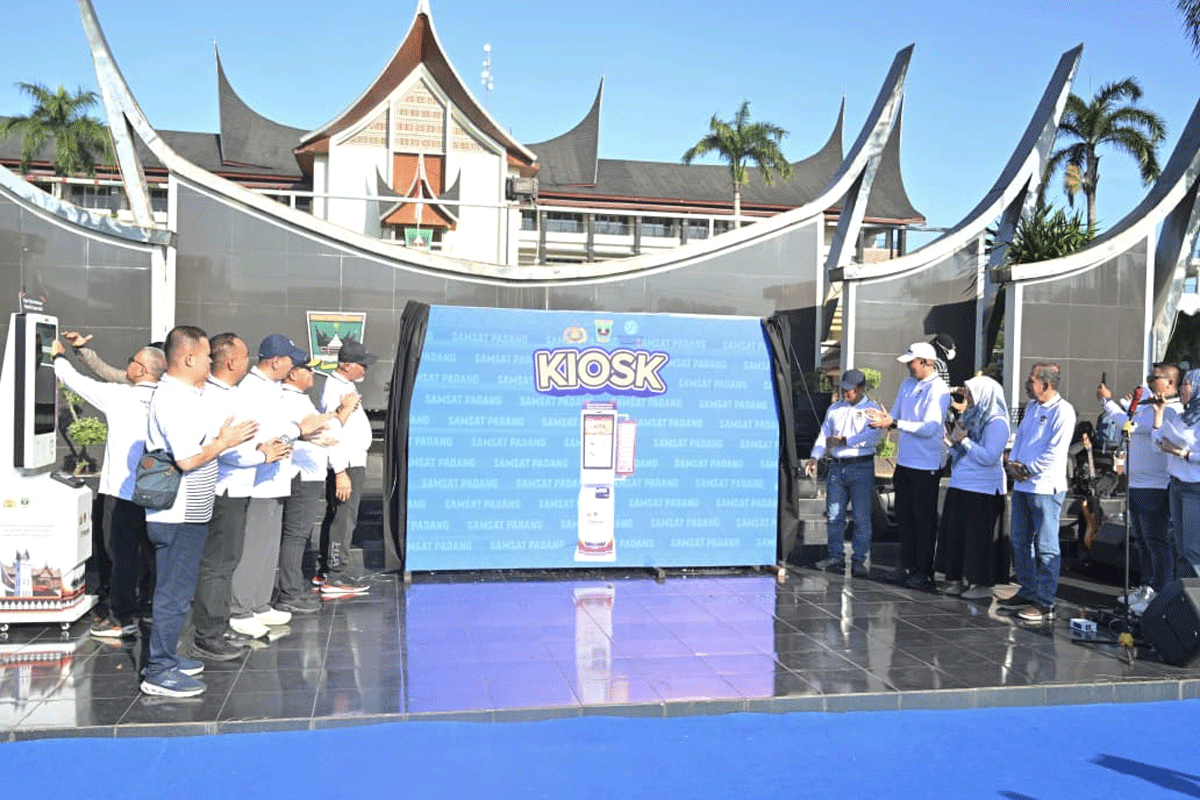 Gubernur Mahyeldi menghadiri sekaligus melaunching atau soft opening Pelayanan SAMSAT Kiosk Cepat, Mudah, Modern & Gebyar Apresiasi Emas 2026 yang digelar di halaman kantor gubernur Padang, Minggu (10/5/2026).