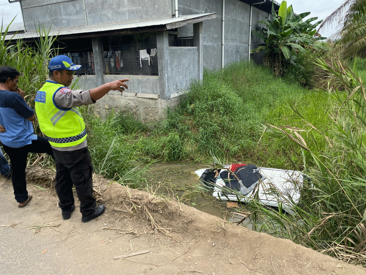 Sebuah mobil kecelakaan di Serdang Bedagai