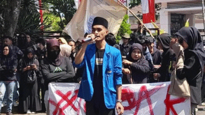 Ketua PC PMII Jember, Jawa Timur, Taufiqur Rahman, saat berorasi pada aksi gerakan mahasiswa, beberapa waktu lalu. (Foto: Istimewa)
