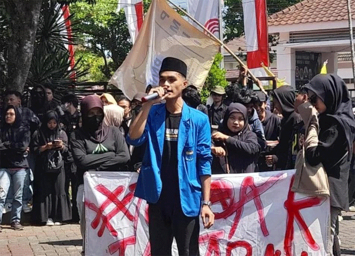 Ketua PC PMII Jember, Jawa Timur, Taufiqur Rahman, saat berorasi pada aksi gerakan mahasiswa, beberapa waktu lalu. (Foto: Istimewa)