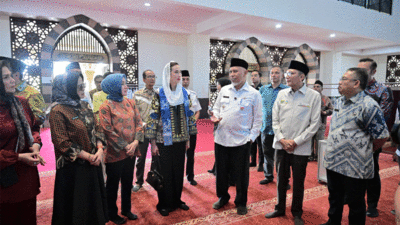 Menteri Pariwisata Widiyanti Putri Wardhana kunjungi Masjid Raya Syekh Ahmad Khatib Al-Minangkabawi. (Biro Adpim)