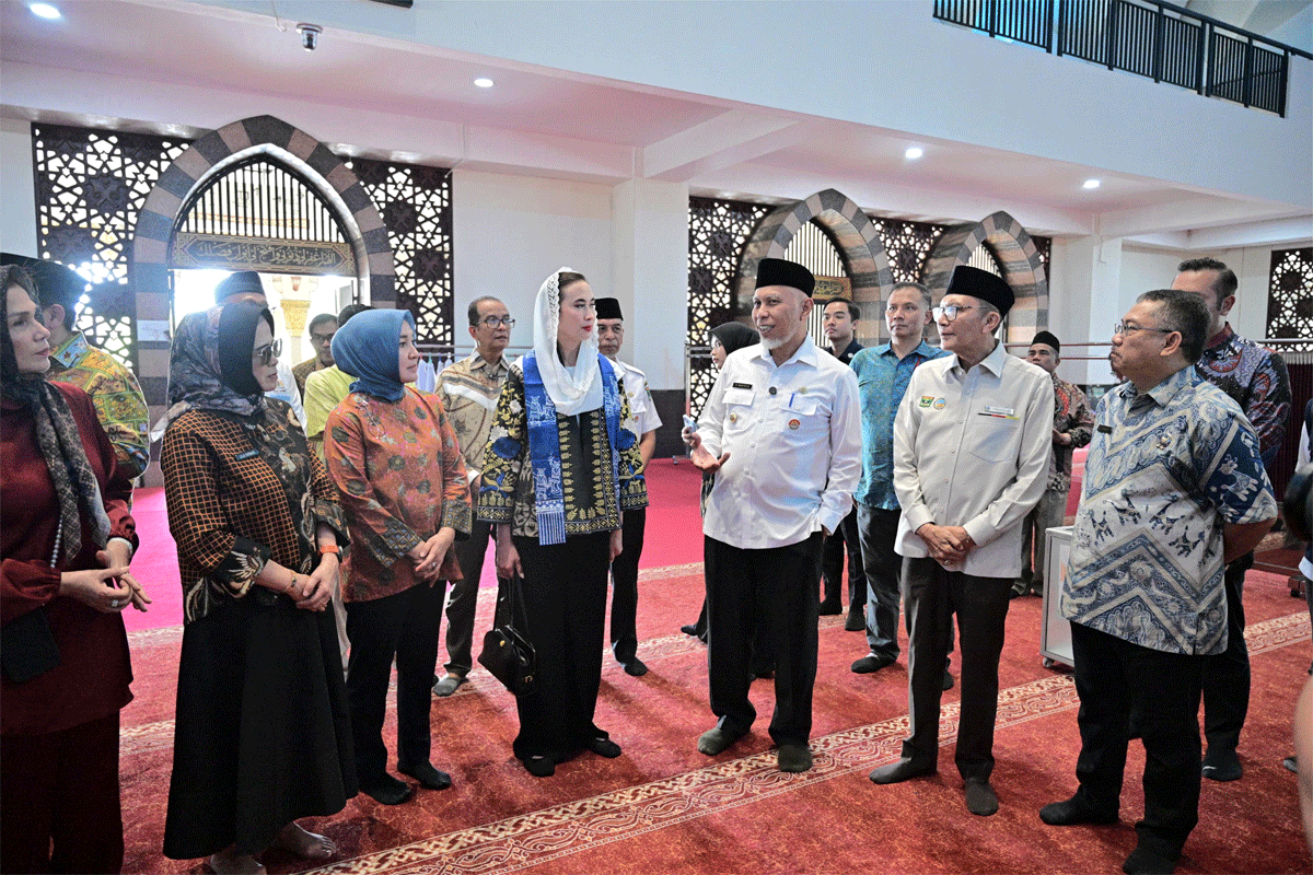 Menteri Pariwisata Widiyanti Putri Wardhana kunjungi Masjid Raya Syekh Ahmad Khatib Al-Minangkabawi. (Biro Adpim)