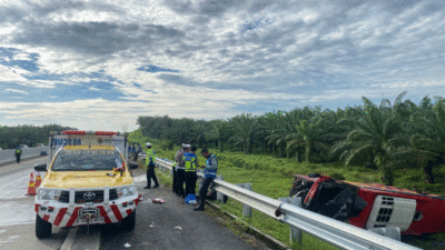 Petugas olah TKP di lokasi kecelakaan lalu lintas.