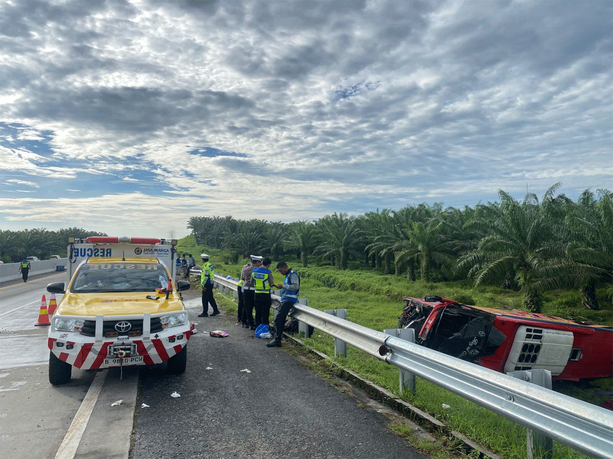 Petugas olah TKP di lokasi kecelakaan lalu lintas.