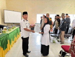 Lantik PAW Anggota BPD Desa Lumbok, Ini Pesan Camat Kuantan Hilir Seberang
