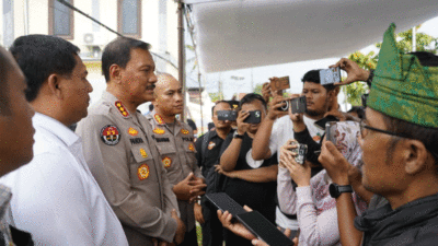 Kabid Humas Polda Riau berikan keterangan pers.