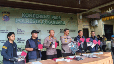 Jumpa pers pengungkapan kasus pembunuhan di Rumbai, Pekanbaru.