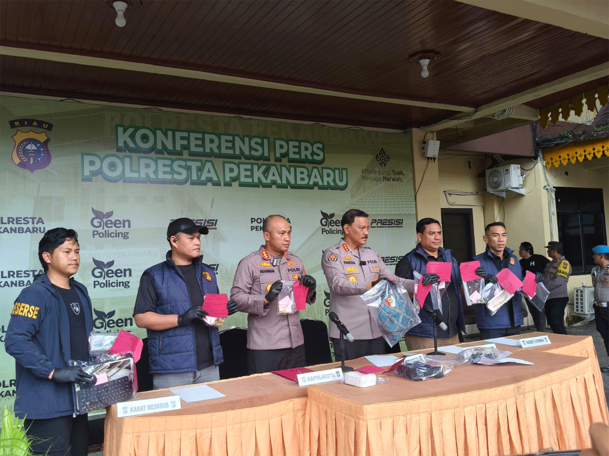 Jumpa pers pengungkapan kasus pembunuhan di Rumbai, Pekanbaru.