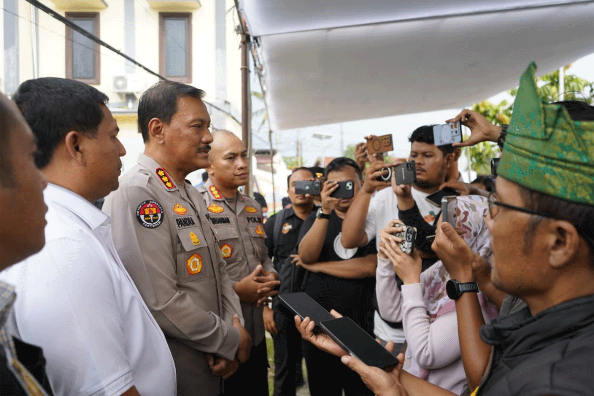 Kabid Humas Polda Riau berikan keterangan pers.