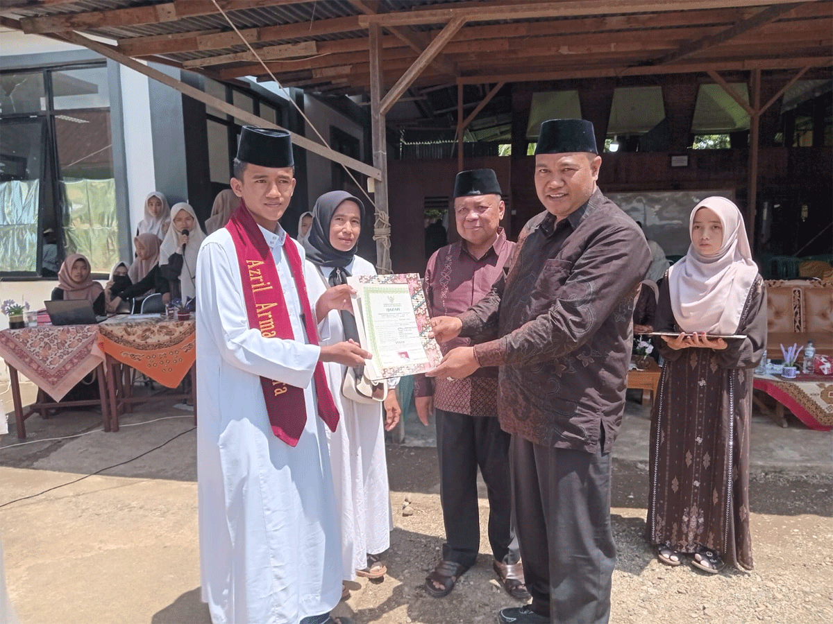 Penyerahan ijazah santri
