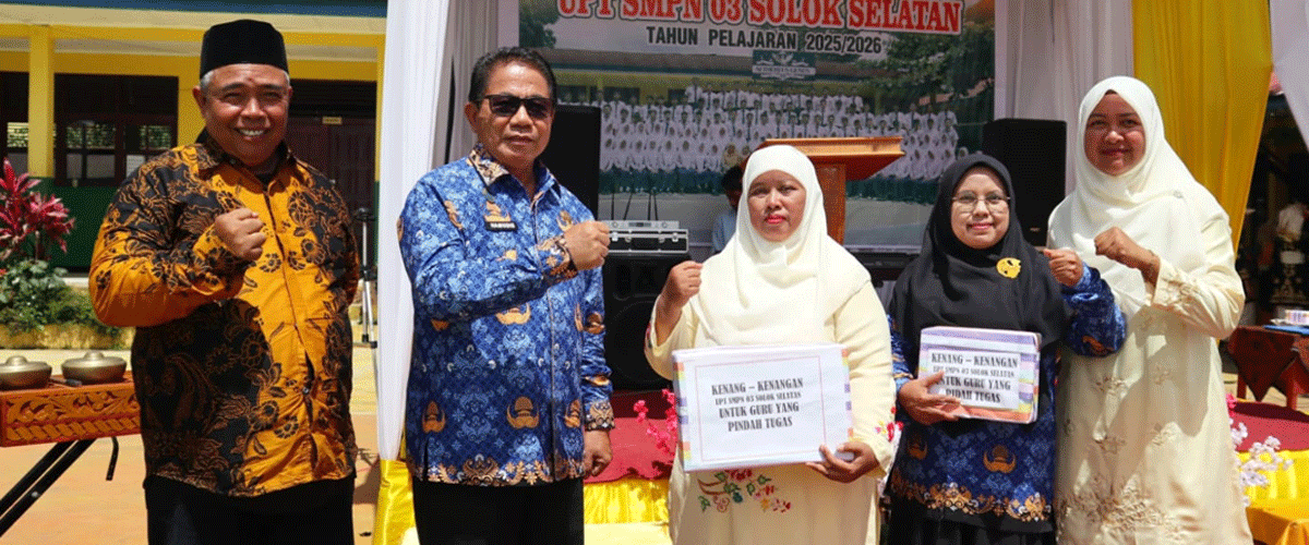 Foto bersama di sela perpisahan siswa.