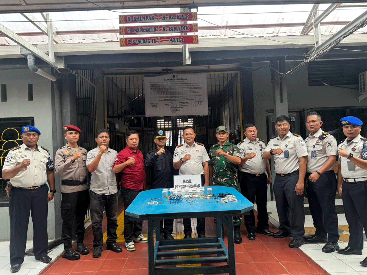 Foto bersama di sela kegiatan
