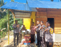 Menyentuh Hati, Kapolsek Sangir Datangi Rumah Lansia Kurang Mampu dan Beri Bantuan
