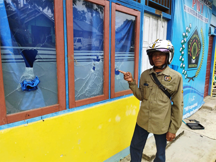 Kantor Persatuan Wartawan Indonesia (PWI) Solok Selatan yang berlokasi di Jorong Padang Alai, Nagari Lubuk Gadang, Kecamatan Sangir, diduga dirusak oleh orang tak dikenal (OTK).