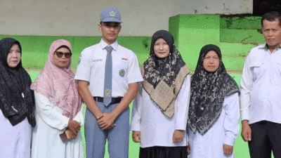 Siswa berprestasi didampingi petinggi madrasah.