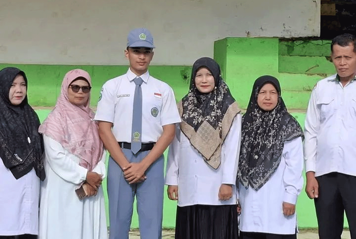 Siswa berprestasi didampingi petinggi madrasah.
