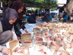 Patut Ditiru, Universitas Muhammadiyah Jember Distribusikan Ratusan Paket Daging dengan Besek Bambu