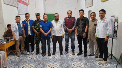 Foto bersama di sela bakti sosial
