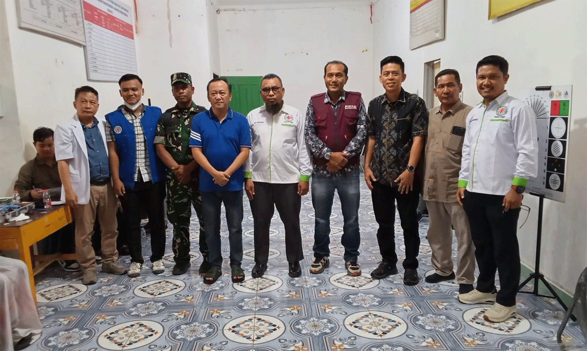 Foto bersama di sela bakti sosial