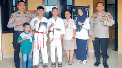 Dua Atlet Muda Sergai Bawa Harapan Sumut di Kejurnas ITF Palembang 9 Riski dan Deni foto bersama usai silaturahmi di Polres Sergai