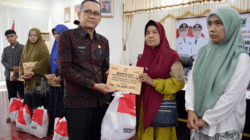 Percepat Pemulihan Korban Bencana Hidrometeorologi, Agam Salurkan Bantuan Rp11,7 Miliar 1 Penyerahan bantuan pada warga