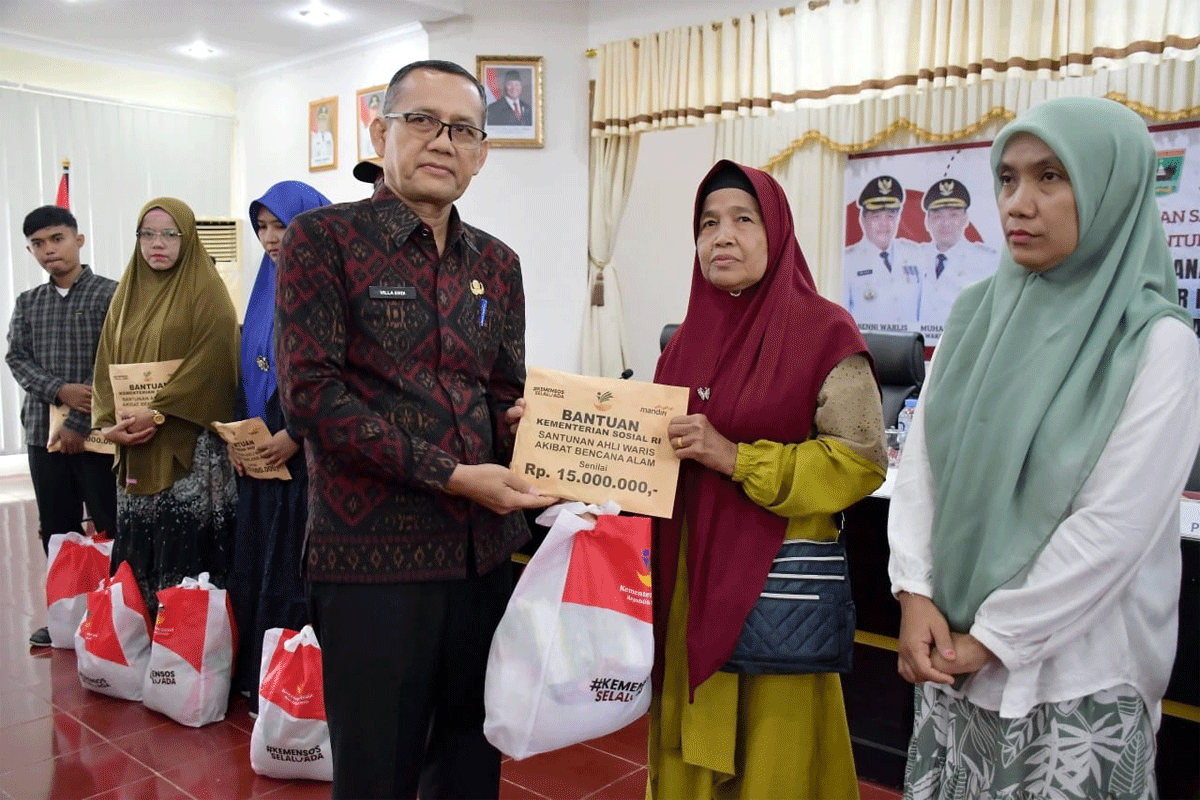Penyerahan bantuan pada warga