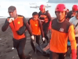 Kakak Beradik Terseret Ombak di Pantai Payangan Jember, Satu Korban Ditemukan Meninggal