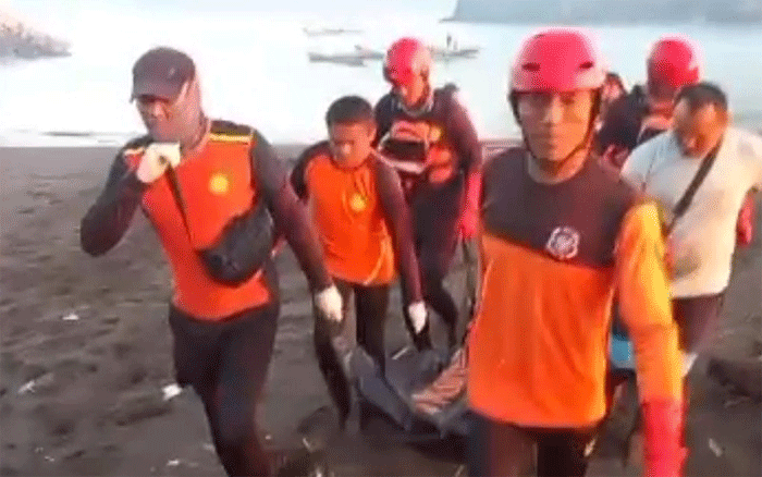 Tim SAR gabungan mengevakuasi jenazah korban tenggelam di Pantai Payangan, Kecamatan Ambulu, Jember, Jawa Timur, Senin (1/6/2026) pagi. Sementara satu korban lainnya masih dalam pencarian. (Foto: BPBD Jember)