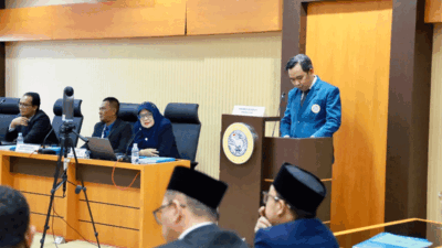 Disertasi Doktor Fawait Ulas Peran Strategis Belanja Pemerintah, Sejalan dengan Pertumbuhan Ekonomi Jember 6,35 Persen 8 Bupati Jember, Muhammad Fawait, saat memaparkan hasil disertasi pada Program Doktor Ilmu Ekonomi Fakultas Ekonomi Universitas Airlangga Surabaya, baru-baru ini. (Foto: Diskominfo Jember)
