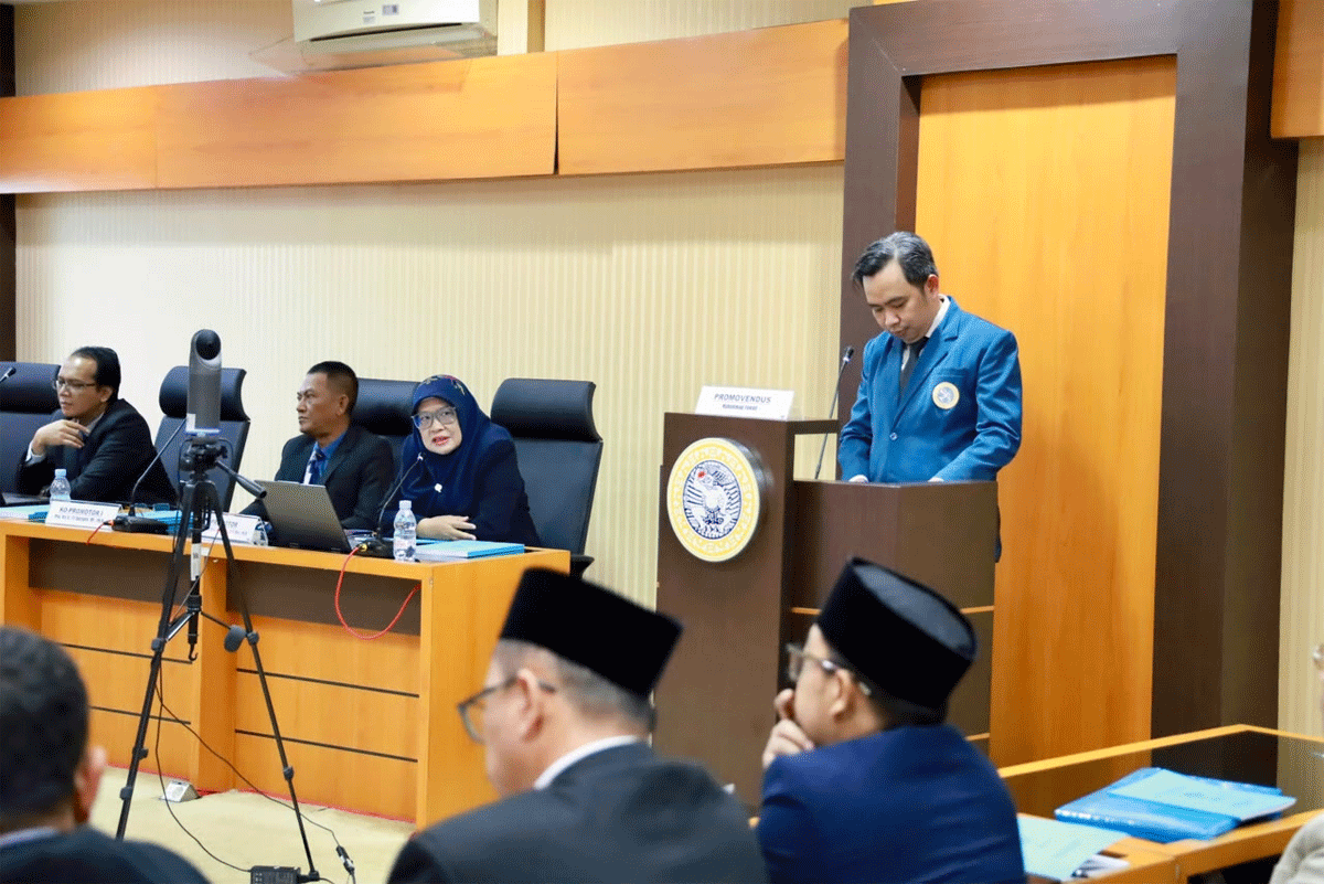 Disertasi Doktor Fawait Ulas Peran Strategis Belanja Pemerintah, Sejalan dengan Pertumbuhan Ekonomi Jember 6,35 Persen 1 Bupati Jember, Muhammad Fawait, saat memaparkan hasil disertasi pada Program Doktor Ilmu Ekonomi Fakultas Ekonomi Universitas Airlangga Surabaya, baru-baru ini. (Foto: Diskominfo Jember)