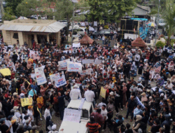 Aksi Dukung MBG di Jember, Massa Bawa Poster, Berani Menghentikan MBG, Dijemput Jam 3 Pagi