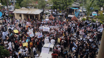 Ribuan massa saat menyuarakan dukungan program MBG di gedung DPRD Jember, Sabtu (20/6/2026). (Foto: Fathur Rozi)