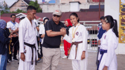 Sekdakab Solok Selatan serahkan medali ke atlet.