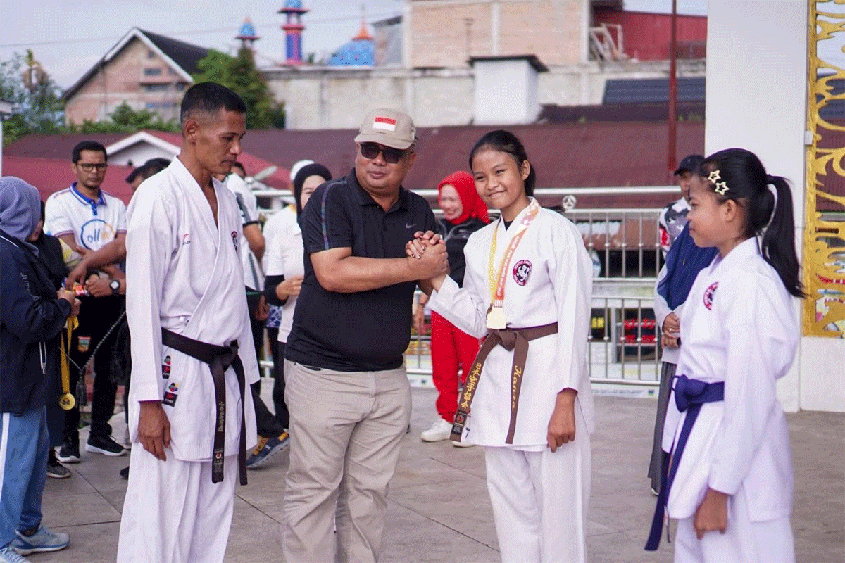 Sekdakab Solok Selatan serahkan medali ke atlet.
