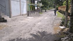 Walikorong Lubuk Aro Minta Pemkab Padang Pariaman Segera Perbaiki Sejumlah Ruas Jalan Rusak 2 Gambar atas ruas jalan Data Bukik sembilan. Tepatnya di Depan SD IT AL-Fazza (foto Amd)