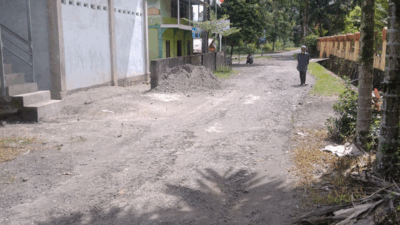 Walikorong Lubuk Aro Minta Pemkab Padang Pariaman Segera Perbaiki Sejumlah Ruas Jalan Rusak 8 Gambar atas ruas jalan Data Bukik sembilan. Tepatnya di Depan SD IT AL-Fazza (foto Amd)