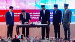Bupati Jember, Muhammad Fawait (dua dari kanan), menyaksikan penandatanganan naskah penjajakan kerja sama Sister City antara Kabupaten Jember dan Kota Jinhua, Provinsi Zhejiang, Tiongkok, di Pendapa Wahyawibawagraha, Selasa (2/6/2026) malam. (Mahrus Sholih)