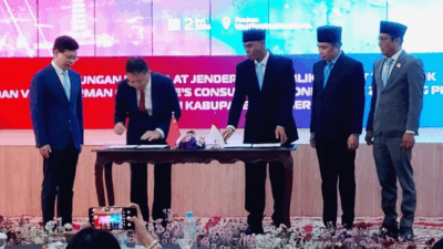 Bupati Jember, Muhammad Fawait (dua dari kanan), menyaksikan penandatanganan naskah penjajakan kerja sama Sister City antara Kabupaten Jember dan Kota Jinhua, Provinsi Zhejiang, Tiongkok, di Pendapa Wahyawibawagraha, Selasa (2/6/2026) malam. (Mahrus Sholih)