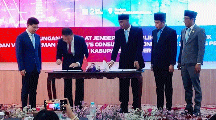 Bupati Jember, Muhammad Fawait (dua dari kanan), menyaksikan penandatanganan naskah penjajakan kerja sama Sister City antara Kabupaten Jember dan Kota Jinhua, Provinsi Zhejiang, Tiongkok, di Pendapa Wahyawibawagraha, Selasa (2/6/2026) malam. (Mahrus Sholih)