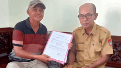 Totok Sumianta (kiri), seorang wartawan saat mendaftar sebagai anggota BPD Karangbayat, Kecamatan Sumberbaru, Kabupaten Jember, Jawa Timur. (Foto: Istimewa)