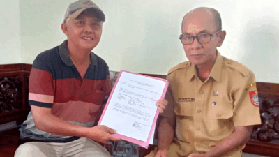 Totok Sumianta (kiri), seorang wartawan saat mendaftar sebagai anggota BPD Karangbayat, Kecamatan Sumberbaru, Kabupaten Jember, Jawa Timur. (Foto: Istimewa)