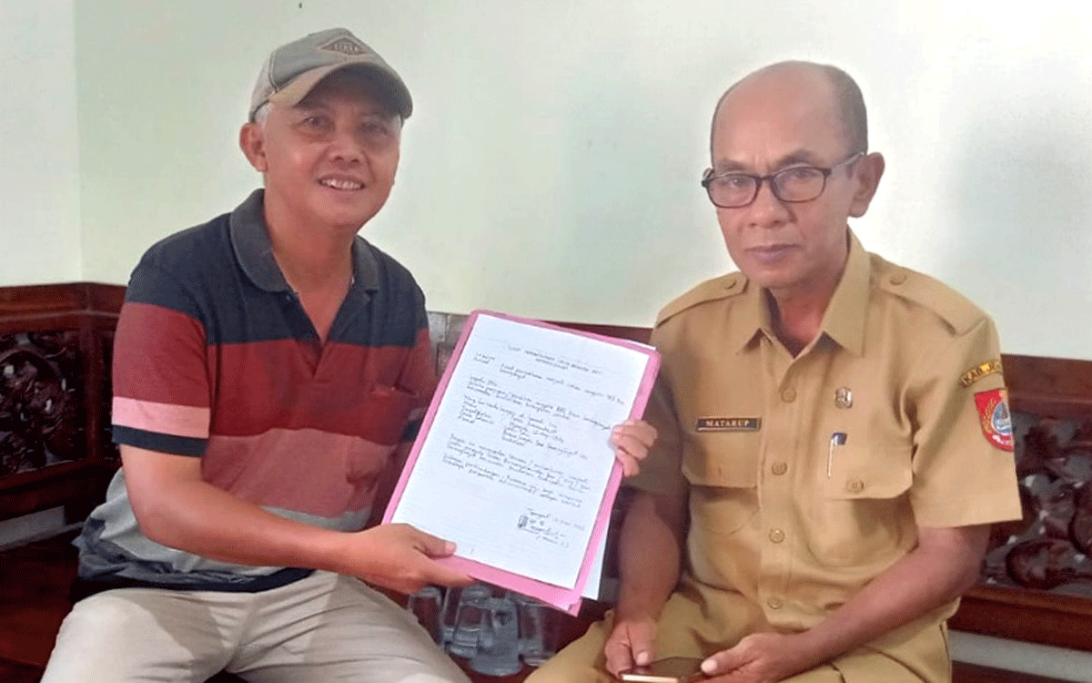 Totok Sumianta, Wartawan yang Memutuskan Terjun Membangun Desa di Jember 1 Totok Sumianta (kiri), seorang wartawan saat mendaftar sebagai anggota BPD Karangbayat, Kecamatan Sumberbaru, Kabupaten Jember, Jawa Timur. (Foto: Istimewa)
