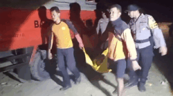 Tim SAR gabungan mengevakuasi korban kedua yang terseret arus Pantai Payangan, Ambulu, Jember, Jawa Timur, Senin (1/6/2026) malam. Dua korban kakak beradik ditemukan dalam keadaan meninggal. (Foto: Pusdalops BPBD Jember)