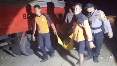 Tim SAR gabungan mengevakuasi korban kedua yang terseret arus Pantai Payangan, Ambulu, Jember, Jawa Timur, Senin (1/6/2026) malam. Dua korban kakak beradik ditemukan dalam keadaan meninggal. (Foto: Pusdalops BPBD Jember)