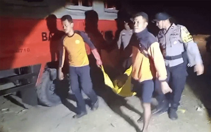 Tim SAR gabungan mengevakuasi korban kedua yang terseret arus Pantai Payangan, Ambulu, Jember, Jawa Timur, Senin (1/6/2026) malam. Dua korban kakak beradik ditemukan dalam keadaan meninggal. (Foto: Pusdalops BPBD Jember)