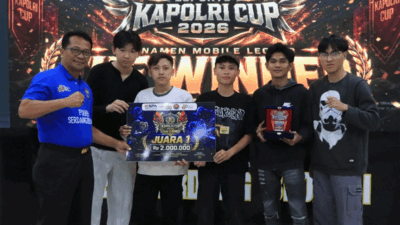 Foto bersama usai penyerahan hadiah