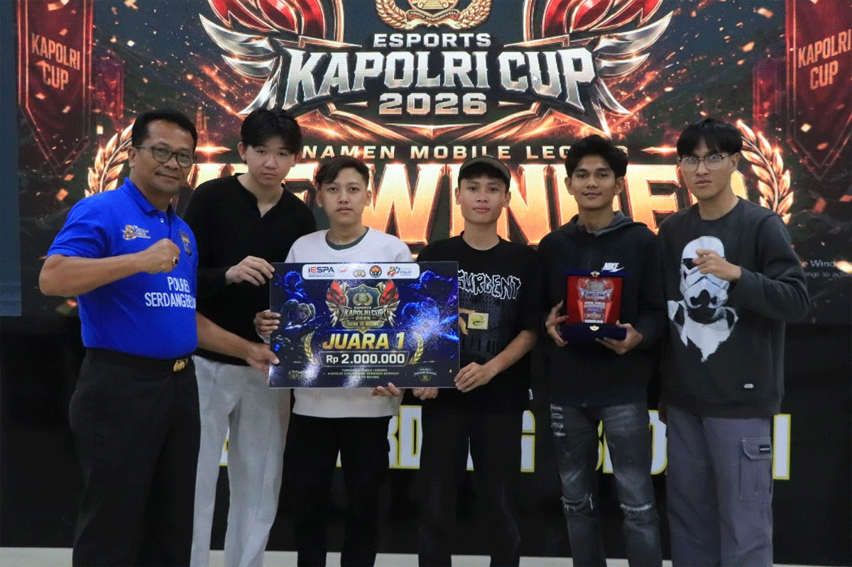 Foto bersama usai penyerahan hadiah