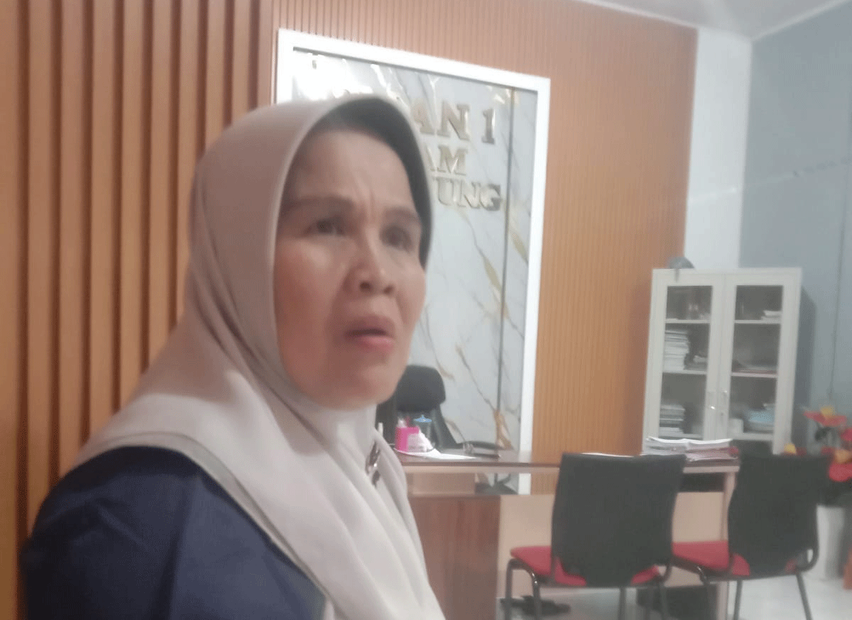 Kepala SMAN 1 Enam Lingkung, Dra. Rahmawati, M.Si