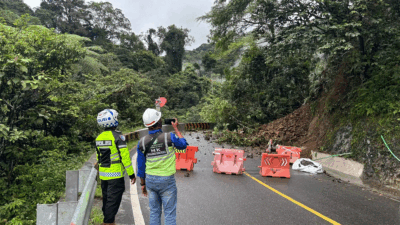 Longsor menutupi baan jalan di kawasan Lembah Anai. (Foto: Polres Padang Panjang)