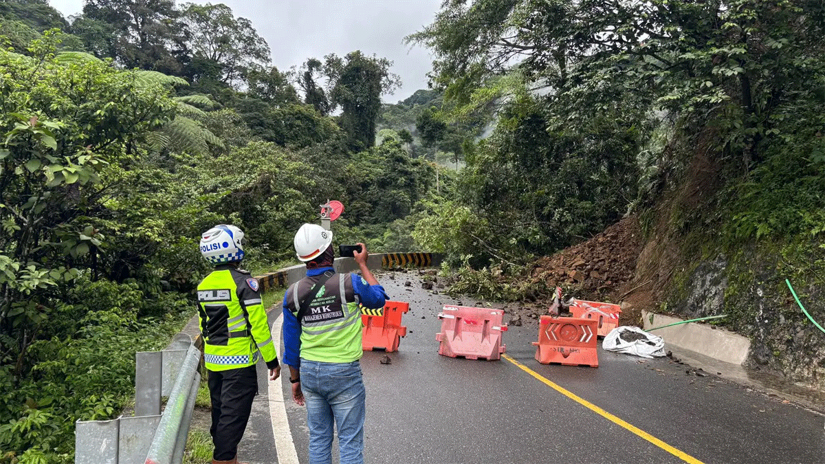 Longsor menutupi baan jalan di kawasan Lembah Anai. (Foto: Polres Padang Panjang)